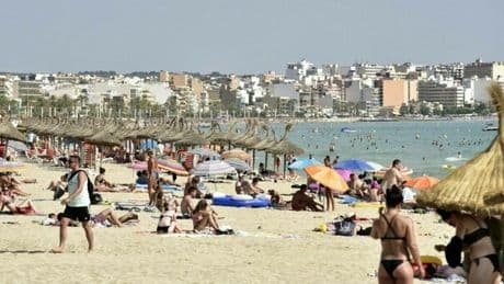 Isole Baleari, le anomale overdose di vitamina D: 16 persone ricoverate. I sintomi, quando assumerla (e quando diventa pericolosa)