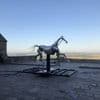 Le cheval de métal Zeus, égérie des Jeux olympiques de Paris, hélitreuillé sur le Mont Saint-Michel