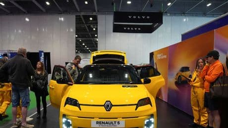 Renault nomina Minto ceo ad interim e taglia gli obiettivi per il 2025
