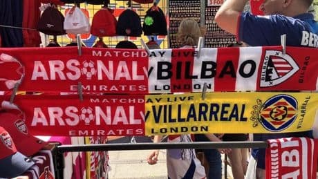 El partido es Arsenal-Bilbao, según las bufandas a la venta fuera del Emirates