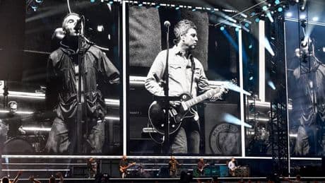 Retrouvailles et pluie de tubes... Oasis a signé son retour sur scène à Cardiff
