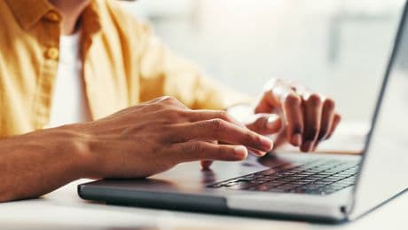 Romance-Scams und Erpressung: Wie KI-Chatbots neue Betrugswellen auslösen