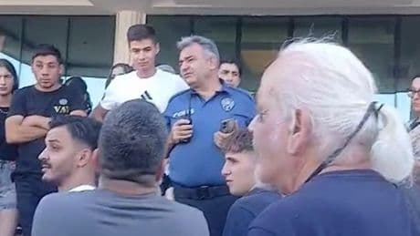 Kuşadası'nda maaşlarını alamayan otel çalışanları iş bıraktı