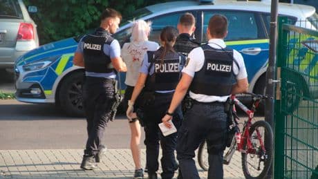 Tödliche Attacke in Halle - Messerstecherin will in Notwehr gehandelt haben
