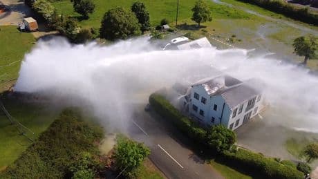 Riesenfontäne nach Rohrbruch - Hier geht ein Haus baden