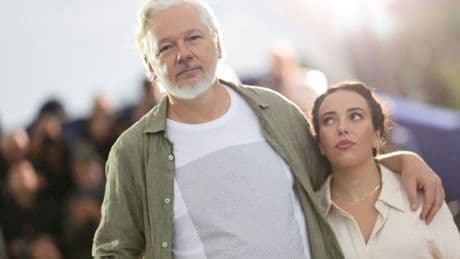 Wikileaks-Gründer Julian Assange in Cannes - US-Filmemacher stellt Biopic vor