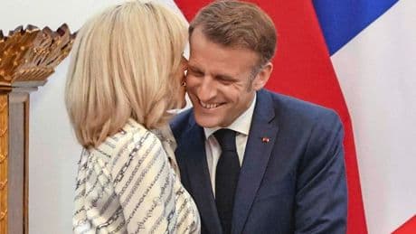Macrons drukken geruchten de kop in: enkele dagen na ’klap’ lijken ze opnieuw erg verliefd