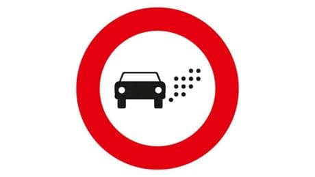 La señal poco conocida en España que prohíbe circular a determinados vehículos: puede suponerte una multa