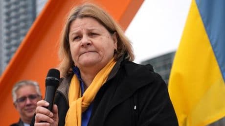Hannah Dugan, juge américaine arrêtée pour avoir entravé l’arrestation d’un migrant, a été inculpée