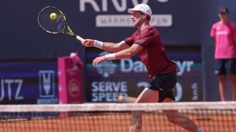 Botic van de Zandschulp bereikt in Kitzbühel voor het eerst in twee jaar kwartfinales van ATP-toernooi