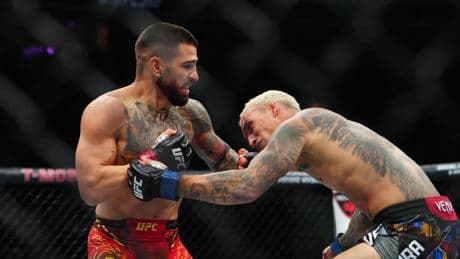Topuria noquea a Oliveira en dos minutos y logra el doble campeonato de la UFC
