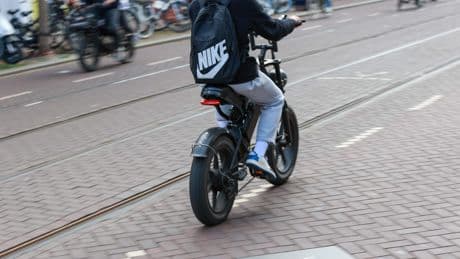 Bijstandsmoeder heeft geluk: rechter verscheurt wurgcontract voor lease van fatbike