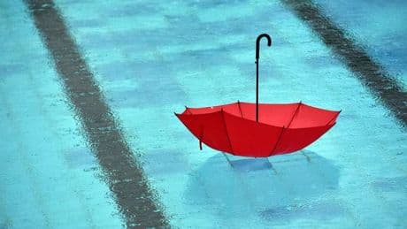 Sommerzeit: Schwimmbäder im Regen: Schlechtes Wetter bremst Badesaison