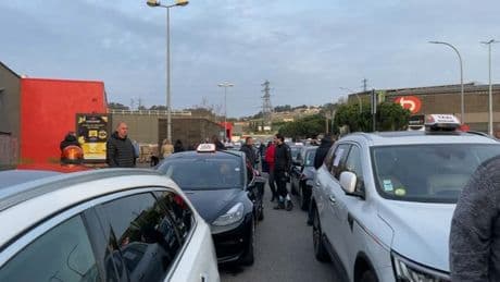 Manifestation des taxis à Marseille: deux personnes renversées par un automobiliste