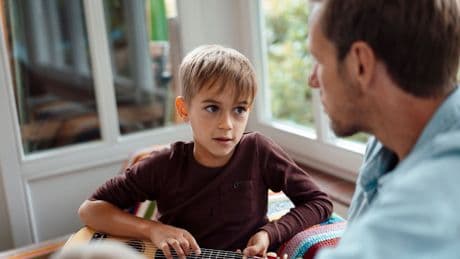 Gespräch in 4 Schritten - Richtig mit Kindern über Amoklauf-Angst sprechen
