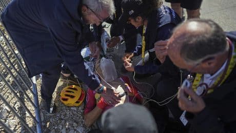 Schrik op Mont Ventoux: Tobias Johannessen zakt in elkaar en moet na toedienen zuurstof naar ziekenhuis