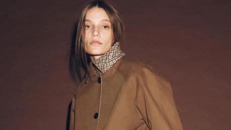 La gabardina reversible de Zara que será tu mejor aliada para los días de lluvia en otoño