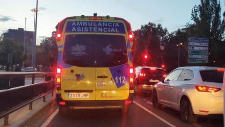 Un motorista, en estado grave tras sufrir una caída y chocar contra un árbol en Arroyo de la Encomienda