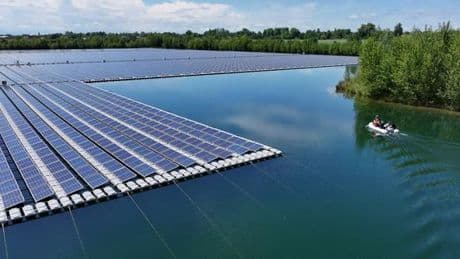 Jusqu’où les centrales photovoltaïques posées sur des lacs modifient leur écosystème