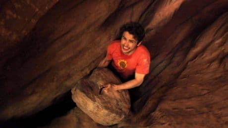 Cade in un canyon e si taglia un braccio per uscire: la storia di Aaron Ralston