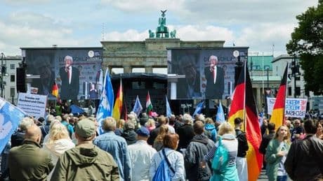 Putin-Versteher und „Querdenker“ protestieren am Brandenburger Tor