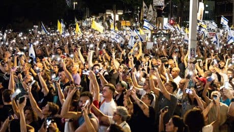 Krieg in Nahost: Hunderttausende demonstrieren in Tel Aviv für ein Ende des Kriegs