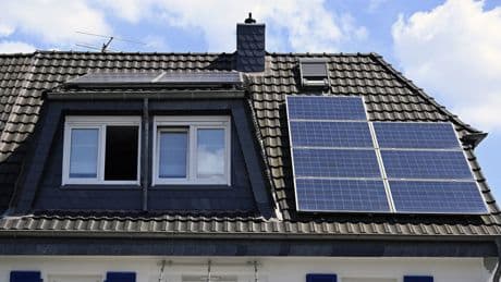 Firma installiert mangelhafte PV-Anlage: Und fordert 13.000 Euro