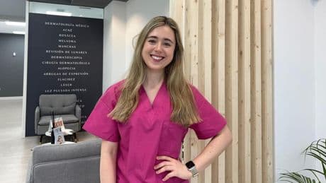 Leire Barrutia, dermatóloga sobre el pelo en verano: “Si vas a desenredarlo tras salir del mar, hazlo solo después de enjuagarlo con agua dulce y usando un cepillo específico para cabello mojado”