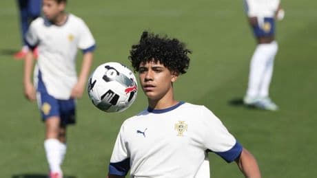 Cristiano Jr se entrena con la selección de Portugal sub-15 bajo la mirada de su abuela