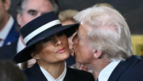 Coppie di potere in crisi, dalla Regina Elisabetta a Donald Trump: tutti i litigi. Dalla scarpa lanciata a Filippo allo scandalo Lewkinsky