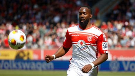 Vertrag bis 2026 - Traditionsklub holt Sturmkante vom Liga-Rivalen