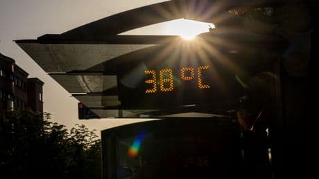 Ni dentro de casa: las olas de calor también ponen en riesgo a los mayores en interiores