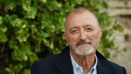 Pérez-Reverte se rinde ante la serie de mafiosos que triunfa en streaming: "Diez capítulos que se me han hecho cortos"