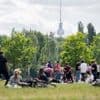 Petition fordert Verbot von Musikboxen: Streit um Grillwiese im Volkspark Friedrichshain