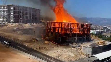 Orman Bölge Müdürlüğü lojmanı alevlere teslim oldu!  Yangın hızla yayılıyor