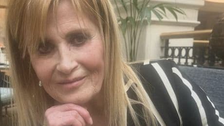 La directora de cine Sarah Steinberg aparece muerta, envuelta en una manta y con cinta adhesiva en la boca