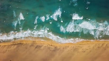 Esta es la playa más bonita de Canarias, según la IA: aislada, con 14 km de superficie y un ambiente 'místico'