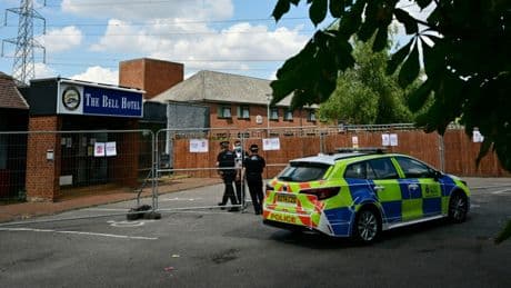 Royaume-Uni : la police sur le qui-vive après des heurts devant un hôtel hébergeant des demandeurs d'asile