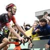 Arensman zorgt met indrukwekkende solo voor Nederlandse zege in loodzware Pyreneeënrit