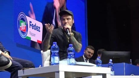 Fedez al congresso di Forza Italia Giovani: "Nei miei podcast la sinistra rifiuta sempre il confronto" | Video