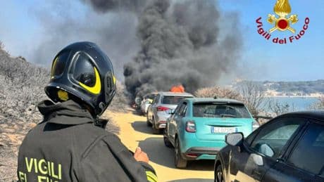 Fiamme a Villasimius, bagnanti salvati via mare