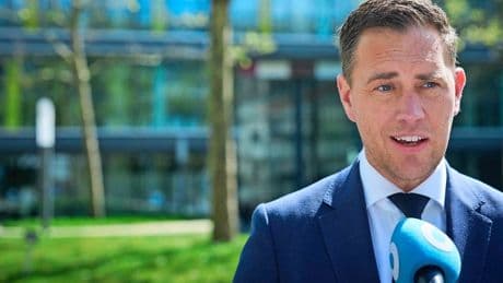 Minister Heinen stemt tegen bonussen KLM: ’Zeer ongepast’