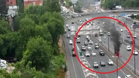 Un coche en llamas obliga a cortar un carril de la M-30 en Madrid