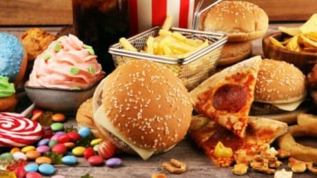 Cibi ultra-processati, quali sono e perché evitarli. Il consumo frequente accelera l'invecchiamento (anche per chi segue una dieta sana)