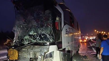 Yolcu otobüsü TIR'a arkadan çarptı: 9 yaralı