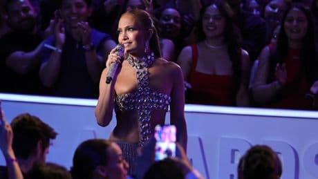 Jennifer Lopez verbaast publiek met ’lesbische’ zoen bij optreden Music Awards
