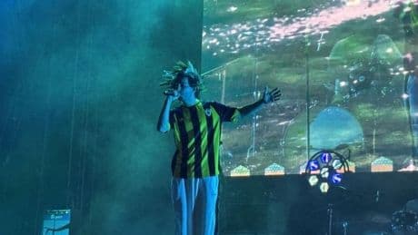 Camiseta del Barakaldo, corona de laurel y bota de vino en la «jaia» de Alcalá Norte en Abandoibarra