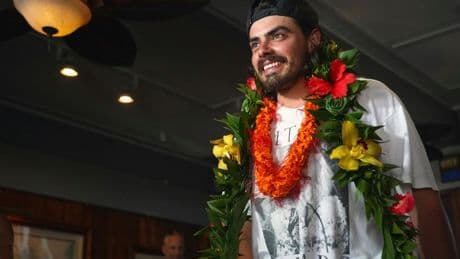 He quit his job to set sail from Oregon with his cat. They were greeted by cheering fans in Hawaii
