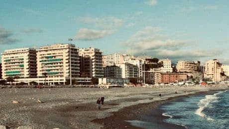 Genova, 25enne stuprata in spiaggia da due uomini. Il racconto choc: «Aggredita fuori da un locale, mi hanno portato nella loro tenda. Sono fuggita mentre dormivano»