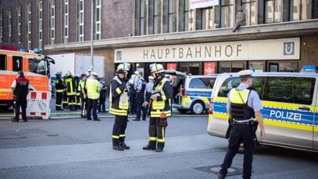 Polizei ermittelt: Mann greift im Streit um Alkohol zum Messer und sticht zu